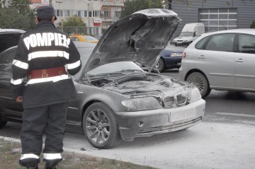 Panică în zona Far: BMW-ul unei şoferiţe a luat foc în mers